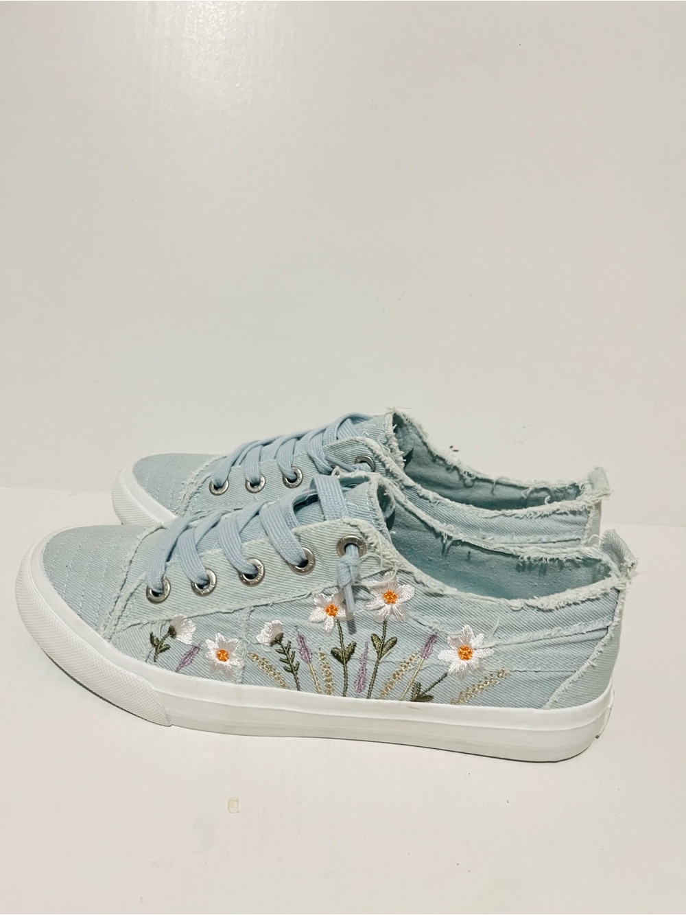 Blowfish Malibu Light Blue Embroidered Floral Low-Top Sneakers